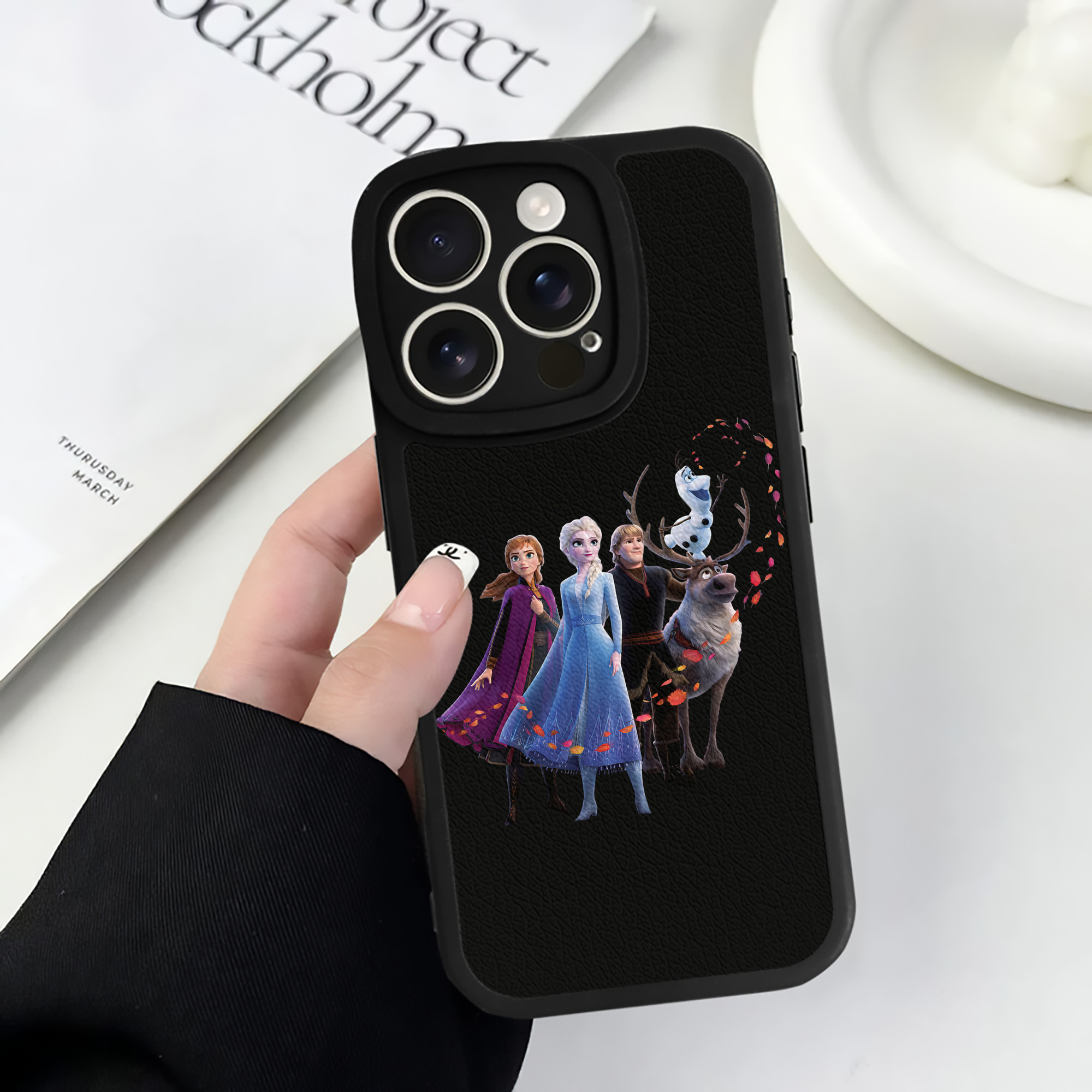 （画像用） アナと雪の女王 アンナ エルサ Frozen Anna Elsa 【iPhone 16シリーズ対応】シリコンスマホケース（レザー調） 材質：シリコン